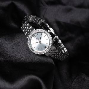 Elegante Reloj de Cuarzo Inspirado en Bugatti con Acabado de Acero Inoxidable Pulido, Cristal de Zafiro y Resistencia al Agua para Mujer, Perfecto - Product Image 4