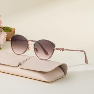 แว่นกันแดดทรงแคทอายแบบกำหนดเองสำหรับผู้หญิง กรอบสีดำ เลนส์พีซี ป้องกันรังสียูวี 400 สไตล์อินสตาแกรมสำหรับสวมใส่กลางแจ้ง - Product Image 5