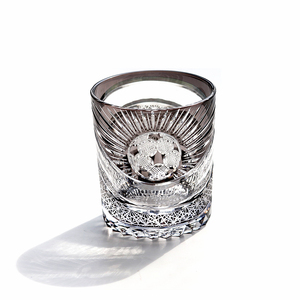 Verre à whisky sculpté à <span class=keywords><strong>la</strong></span> main en forme de ballon de football, cristal gris foncé, accent géométrique doré, tasse de sport de luxe, <span class=keywords><strong>verrerie</strong></span> <span class=keywords><strong>d</strong></span>'<span class=keywords><strong>art</strong></span> de collection - Product Image 1