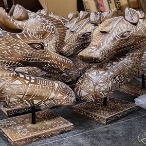 La sculpture sur mesure présente des motifs géométriques et tribaux détaillés leur donnant un aspect unique et artistique. Idéal pour la décoration intérieure - Product Image 1