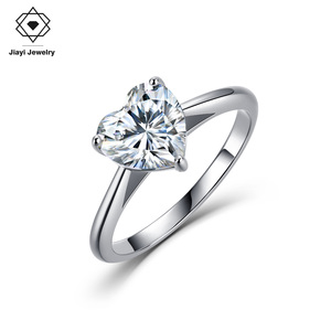 Anello Solitario in Moissanite Taglio Cuore Romantico 2.0 CTW, Gioiello in Argento S925, Regalo Perfetto per San Valentino per Donne - Product Image 1