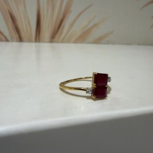 Anillo de Oro de 14K con Dos Rubíes de Corte Radiante y Pequeños Diamantes, Anillo de Joyería con Gemas de Estilo Baguette de Media Eternidad - Product Image 3