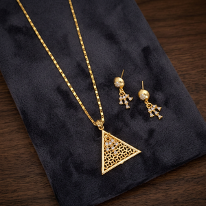 Parure Collier Pendentif Triangle Doré et Boucles d'Oreilles Géométriques Creuses pour Femme – Idéal Cadeau et Soirée - Product Image 3