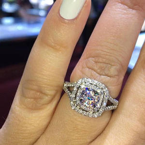 Anello di fidanzamento da donna F1466 in oro bianco con diamante taglio brillante rotondo naturale colore G e montatura a halo - Product Image 2