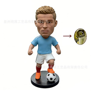 Figura de resina personalizada de estrella de fútbol, artículo decorativo de regalo para eventos corporativos - Product Image 2