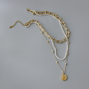 Collana di perle a strati con catena a graffetta di nuovo arrivo collana a triplo strato con ciondolo a forma di regina di perle delicate placcate in oro in acciaio inossidabile - Product Image 4