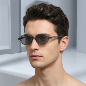 Gafas de Sol Ovaladas de Titanio, Gafas de Sol Redondas Retro Unisex, Patillas con Núcleo Dorado, Lentes con Tinte Ámbar, Frente Translúcido, Estilo Urbano - Product Image 2