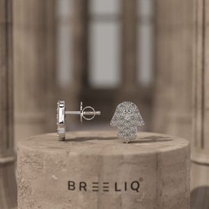 Boucles d'oreilles clous en or 14 carats avec main de Hamsa et diamants, sertissage pavé élégant, diamant taille rond, talisman protecteur, bijoux fins - Product Image 3