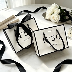 Sac shopping en papier blanc de luxe, impression personnalisée avec bordure noire, poignée en corde et ruban satiné, sac cadeau en papier pour cosmétiques - Product Image 1