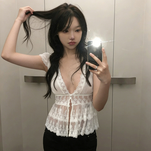 เสื้อเบลาส์แขนสั้นผ้าซีทรูทรงเข้ารูป คอวี แต่งลูกไม้ ประดับมุก ดีไซน์เก๋จากฝรั่งเศส - Product Image 6