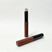 Pinceau de maquillage portable à manche en bois pour estomper les imperfections et les lèvres, avec capuchon de protection, poils synthétiques, personnalisable, marque privée
