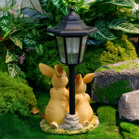 Lanterne solaire en résine en forme de famille de lapins, peinte à la main, style fantaisie, avec détails floraux, pour éclairage décoratif de jardin