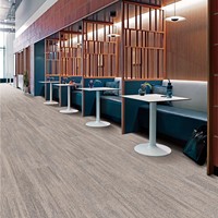 Dalles de moquette commerciales modernes pour bureaux 25x100cm, personnalisables, résistantes aux taches, en nylon, à poils longs, avec support PVC, vente en gros pour la maison et l'usine