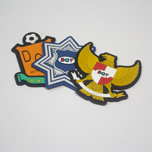 ชิ้นส่วนพีวีซีนุ่มกดความร้อนขายส่งโลโก้ที่กําหนดเองเหล็กปรับแต่งได้บนแพทช์ยางนูนสําหรับหมวกและหมวก - Product Image 1