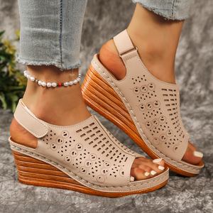 Sandalias de cuña para mujer con velcro, estilo europeo y americano elegante, nuevas sandalias romanas huecas de verano al por mayor - Product Image 1