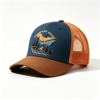 Casquette Trucker en Maille Bicolore avec Broderie Scène Forêt et Cerf de Montagne, Montagnes et Maison, pour le Camping, la Chasse, les Activités de Plein Air et l'Aventure en Nature