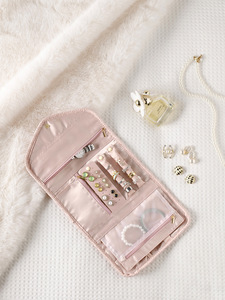 Pochette à bijoux au design matelassé tendance, qui ajoute une touche d'élégance à votre collection d'accessoires <span class=keywords><strong>tout</strong></span> en gardant les articles bien organisés - Product Image 6