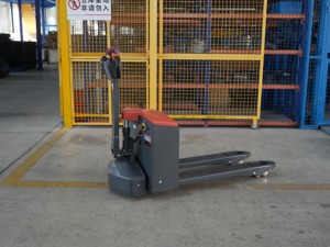 Transpaleta Eléctrica con Capacidad de Carga de 2000 kg, Batería de Plomo-Ácido, Neumáticos Sólidos, Uso en Interiores, Aplicación en Plantas de Manufactura - Product Image 6
