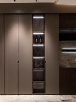 Moderna vitrina para vinos con iluminación LED, puertas de vidrio y estantes abiertos de varios niveles para comedor