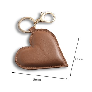Porte-clés en cuir PU de luxe en forme de cœur avec logo personnalisé gravé - Product Image 4