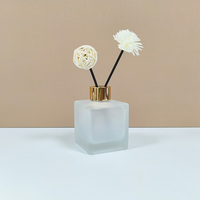 Bouteille diffuseur de parfum rectangulaire en verre ambré givré de 100 ml, personnalisable en gros, avec estampage à chaud sur carton