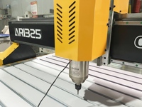 Router CNC AR1325 para trabajar la madera, económico, con tamaño de trabajo de 1300x2500 mm, husillo refrigerado por agua de 3.7kw y lubricación automática.