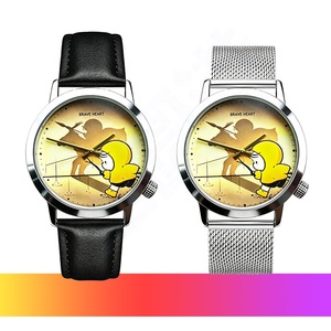 Orologio al Quarzo Brave Heart con Cinturino Giallo a Forma di Impermeabile, Design Personalizzato DIY con Cinturino in Argento, Orologio Unico e Versatile alla Moda - Product Image 1