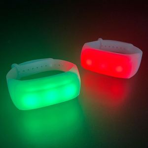 Bracelet LED de concert personnalisable en usine, 5 perles lumineuses, silicone souple, contrôle par puce RF, portée 800m pour stade, 433MHz - Product Image 1