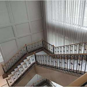 Rampe d'escalier intérieure haut de gamme en fer forgé noir et or avec éléments en laiton et marbre pour la vente en gros - Product Image 5