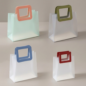 Bolsas <span class=keywords><strong>de</strong></span> Plástico Transparentes Esmeriladas <span class=keywords><strong>de</strong></span> PVC Reciclable con Asa Troquelada y Diseño <span class=keywords><strong>de</strong></span> Bolsa Vertical para Empaque <span class=keywords><strong>de</strong></span> Regalos y Manualidades - Product Image 1