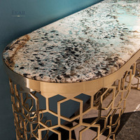 Table console postmoderne Sassuolo, table console de couloir à design sculpté, plateau en marbre, style romain, table d'entrée dorée