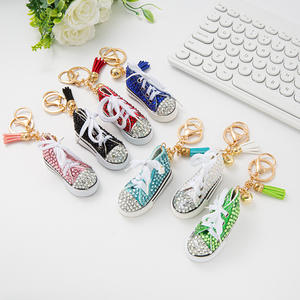 Llavero PK <span class=keywords><strong>2026</strong></span> con colgante de zapatos metálicos estilo europeo, pequeños diamantes de imitación, base plana brillante, venta directa de fábrica - Product Image 1