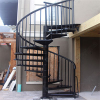 Escalier en colimaçon sur mesure, structure en acier, garde-corps en verre intérieur pour villa