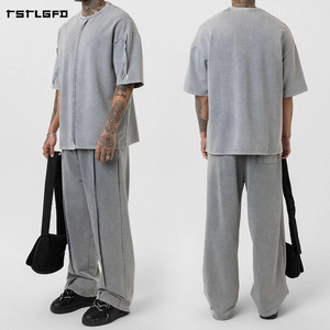 Conjunto de chándal de dos piezas de corte y confección, de tejido grueso con lavado vintage, compuesto por camiseta oversize con hombros caídos y pantalones de pierna ancha, estilo streetwear. - Product Image 4