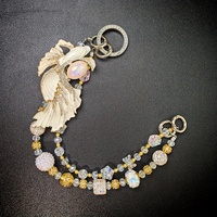 Exquisito colgante para teléfono móvil con diseño de pez de la suerte, diseño brillante con diamantes, cadena doble a juego, elegante y lujoso en oro y blanco.