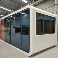 Cabine modulaire en forme de pomme pour location de vacances dans un complexe touristique