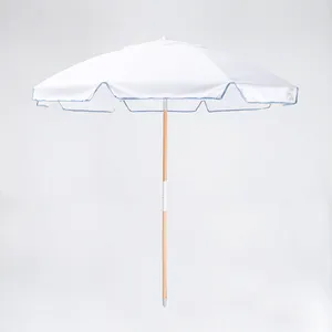 Luxus 6,5 Fuß personal isierte Outdoor tragbare UPF50 Sun shade Tilt Holzmast individuell bedruckte Sea Beach Umbrella Sonnenschirme mit Logo