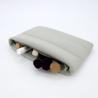 Pochette de maquillage en néoprène matelassé imperméable avec logo personnalisé pour femmes, pour le rangement des articles de toilette en voyage