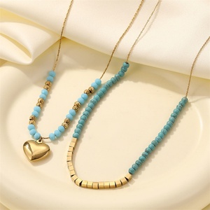 Collier ras du cou tendance en acier inoxydable plaqué or avec perles et breloques en forme de cœur turquoise - Product Image 2