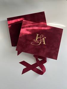 Boîte d'invitation de <span class=keywords><strong>mariage</strong></span> Bourgogne Velours Acrylique Boîte d'invitation dans une boîte en velours avec logo personnalisé or Monogramme Marron Pompon - Product Image 2