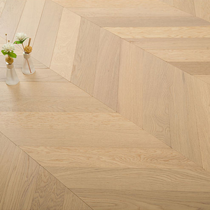 Parquet en bois naturel FSC brillant de qualité AB 12 mm, chêne blanc européen multicouche, chevron, pour bébés et enfants - Product Image 1