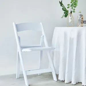 كرسي قابل للطي من الراتنج الأبيض مع مقعد مبطن بالفينيل لحفلات الزفاف والأحداث الداخلية والخارجية