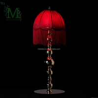 Lampe à pampilles en tissu blanc vintage avec support en métal brillant pour la décoration de table de banquet de mariage