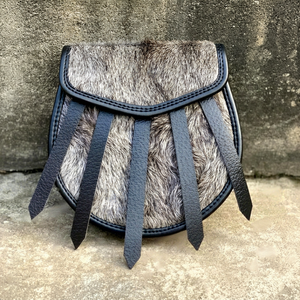 Sporran écossais en cuir noir de qualité supérieure avec emblème de chardon en fourrure naturelle sur le devant et franges décoratives en cuir - Product Image 6
