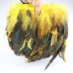 Plume de coq irisée Schlappen teintée, garniture de 15-20 cm, dégradé jaune-vert, frange moelleuse et douce pour costume de carnaval ou robe de mariée - Product Image 1