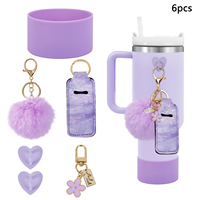 1 pièce : Ensemble d'accessoires pour gobelet, comprenant un porte-clés pompon, un embout de paille fleuri, une housse de paille en silicone et des breloques décoratives pour gobelet