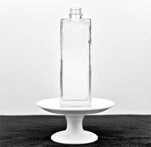 Botella vacía <span class=keywords><strong>de</strong></span> vidrio <span class=keywords><strong>de</strong></span> cuello largo <span class=keywords><strong>de</strong></span> forma cuadrada <span class=keywords><strong>de</strong></span> licor <span class=keywords><strong>de</strong></span> vodka con excelente calidad y servicio integral - Product Image 1