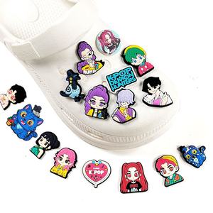 Nuevo personaje de dibujos animados para hombres, zuecos, decoraciones para <span class=keywords><strong>zapatos</strong></span>, venta al por mayor, extraíble, DIY, Anime, k-pop, Demon Hunters, dijes de PVC suave para fiesta - Product Image 1