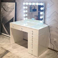 Mobilier pour salon de beauté Ensemble de coiffeuse murale en verre à miroir led de luxe moderne avec tabouret