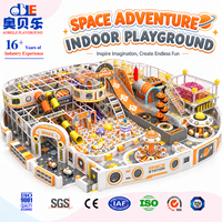 Structure de jeux personnalisée sur le thème de l'espace pour enfants : piscine à balles, toboggan, filet d'escalade en spirale, tunnel, carrousel, structure de jeux intérieure pour enfants